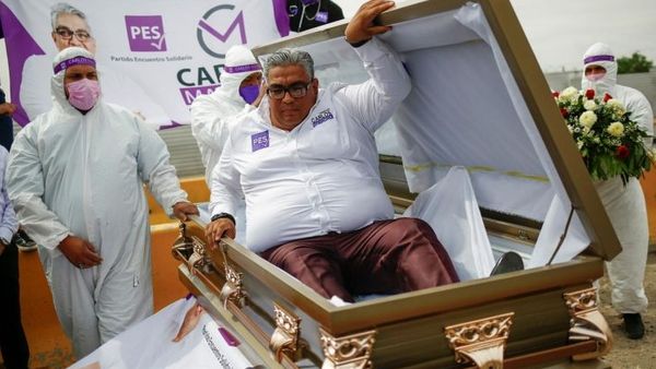 Așa lansare de candidatură chiar că nu s-a mai văzut! Un politician din Mexic și-a lansat candidatura din sicriu