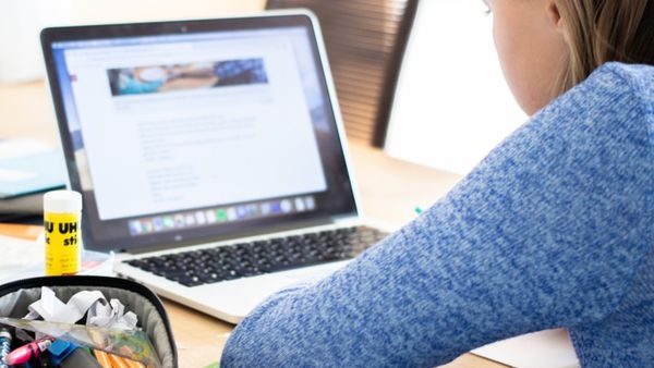 Elevii, supuși unei noi provocări! Pot &icirc;nvăța pentru Evaluarea Națională de pe TikTok, Youtube, Instagram sau Facebook