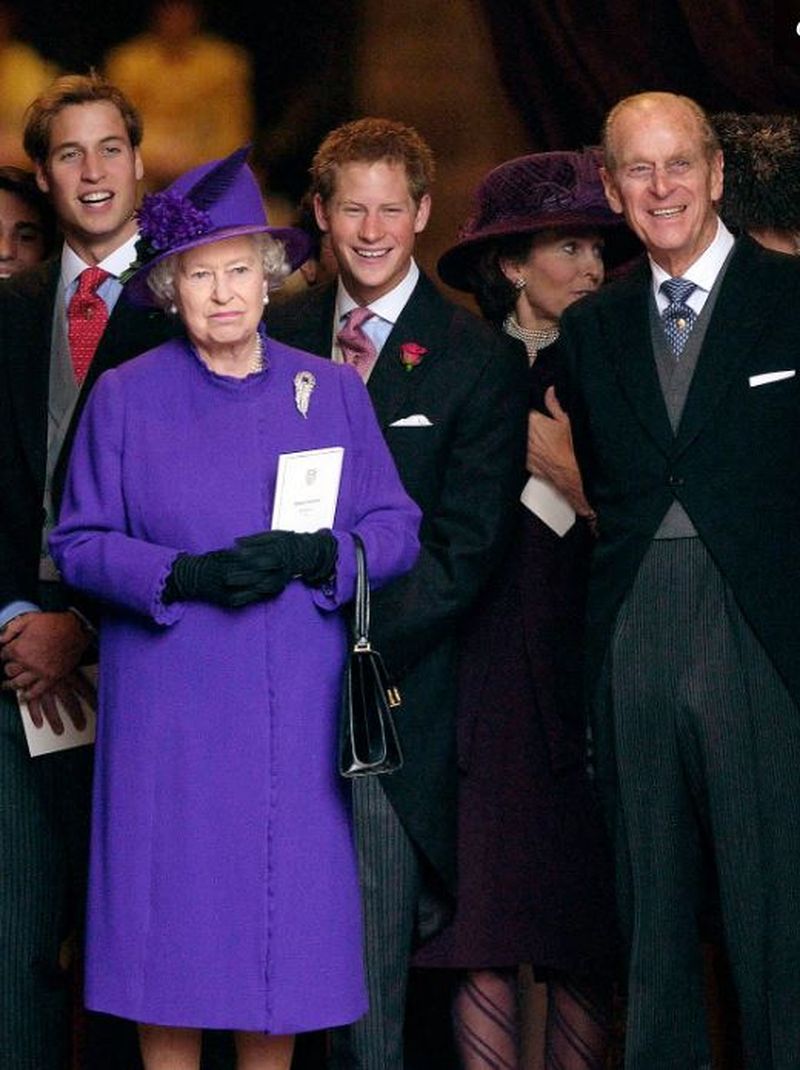 Cele mai frumoase fotografii ale Prințului Philip cu William și Harry și copiii lor 