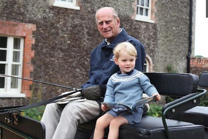 Cele mai frumoase fotografii ale Prințului Philip cu William și Harry și copiii lor 