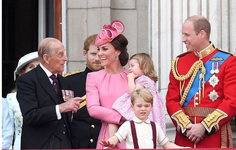 Cele mai frumoase fotografii ale Prințului Philip cu William și Harry și copiii lor 