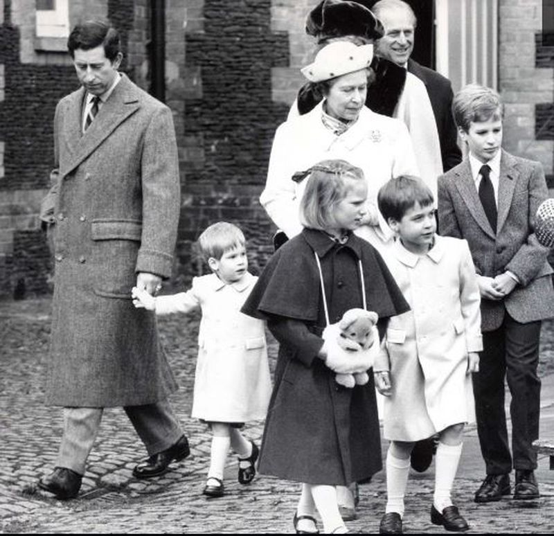 Cele mai frumoase fotografii ale Prințului Philip cu William și Harry și copiii lor 