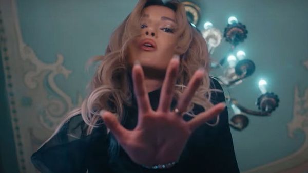 Alina Eremia a lansat videoclipul piesei „Dependența mea”