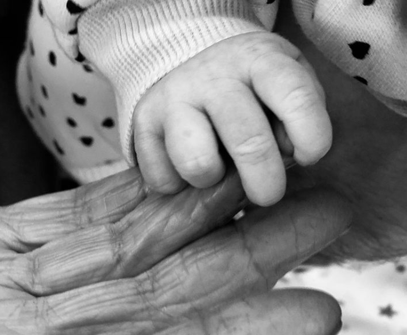 Imagini emoționante! Bunica lui Smiley și-a cunoscut strănepoata. 