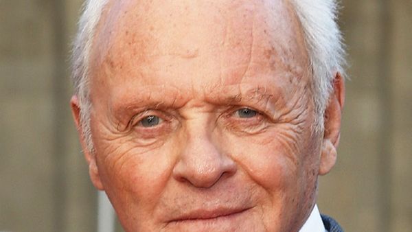 Anthony Hopkins, câștigătorul Premiului Oscar pentru cel mai bun actor în rol principal dormea în timpul Galei. Mesajul transmis a doua zi: „La 83 de ani, nu mă așteptam”