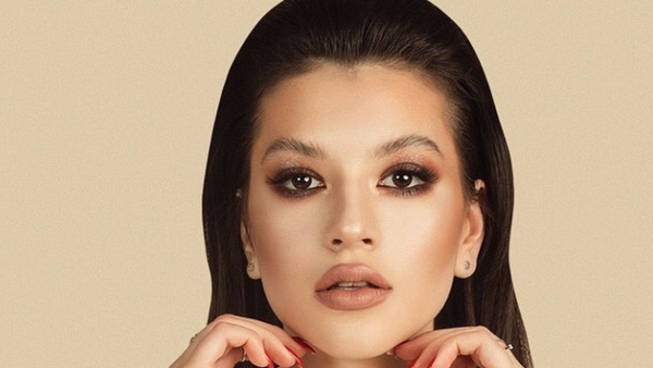 Surpriză imensă pentru fani! Cleopatra Stratan a îmbrăcat rochia cu buline din videoclipul piesei „Ghiță”