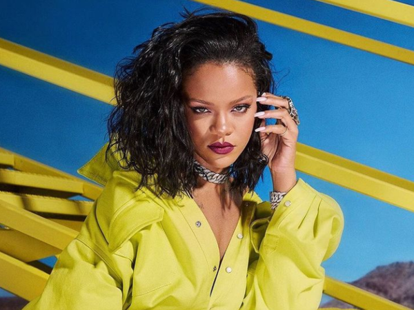 Rihanna, apariție incendiară! Artista a pozat provocator &icirc;n natură, &icirc;mbrăcată &icirc;n lenjerie intimă