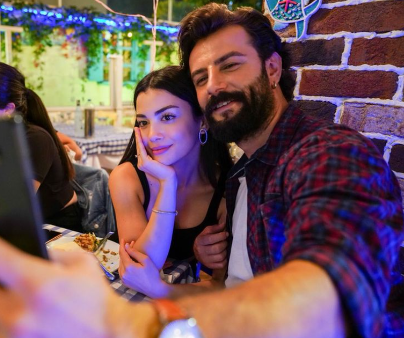 Özge Yağız și iubitul ei, Gökberk Demirci