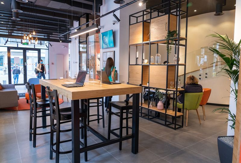 Cum lucrează băncile de 1 mai și în zilele de Paște. Orarul complet al sucursalelor