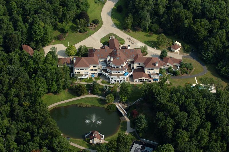 TOP 15 cele mai luxoase case deținute de rapperii americani. FOTO