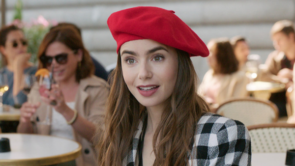 Au apărut primele imagini din sezonul 2 al serialului „Emily in Paris”