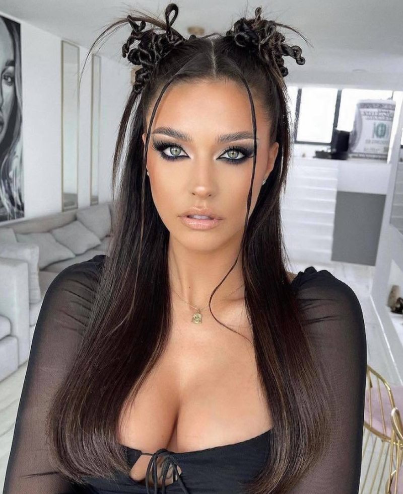 Antonia, apariție incendiară pe plajă în Maldive