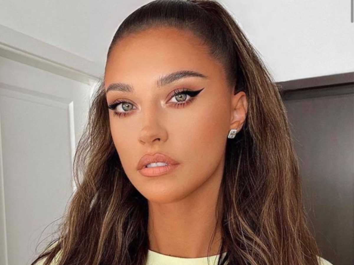 Antonia, apariție incendiară pe plajă în Maldive