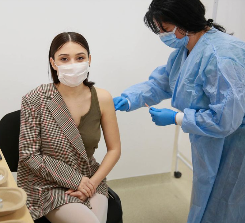 Irina Rimes, criticată de fani, după ce s-a imunizat cu serul anti-COVID! Ce reproșuri a primit artista