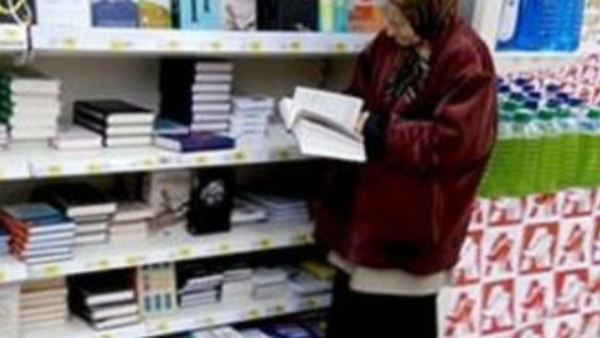 Gestul emoționant pe care managerul unui supermarket l-a făcut pentru o bătrânică: „Un exemplu de om cu suflet mare”