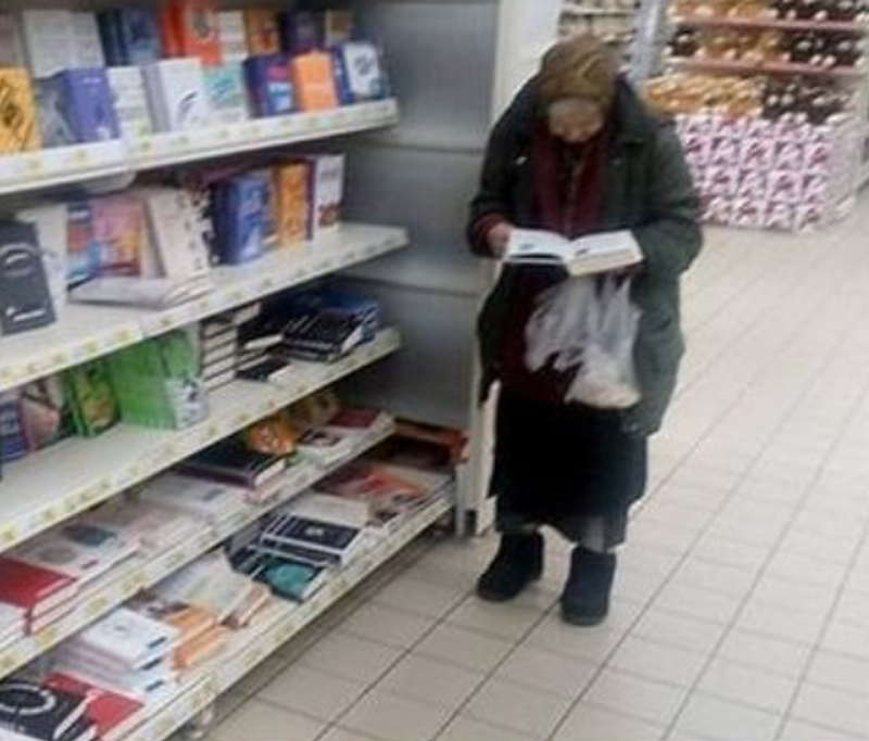 Gestul emoționant pe care managerul unui supermarket l-a făcut pentru o bătrânică