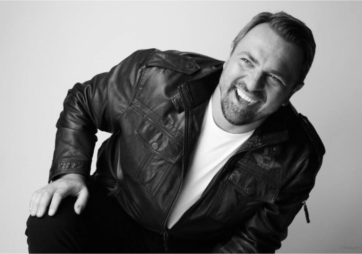 Ce studii are, de fapt, Horia Brenciu. Unde a făcut liceul și ce facultate a urmat