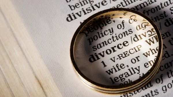 Cât costă un divorț la notar în 2021. Plătești și scapi de obligații în 30 de zile!