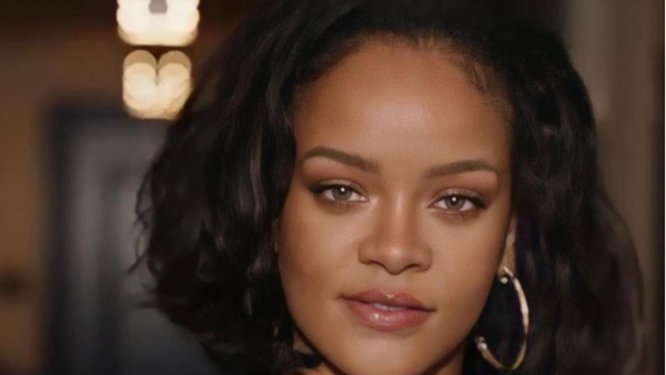 Rihanna, de nerecunoscut! Artista și-a făcut o schimbare radicală de look