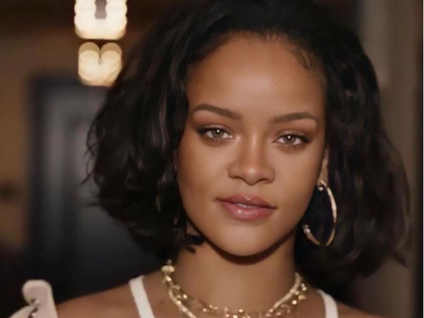 Rihanna, de nerecunoscut! Artista și-a făcut o schimbare radicală de look