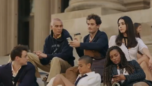 Serialul „Gossip Girl” revine pe micul ecran cu noi personaje