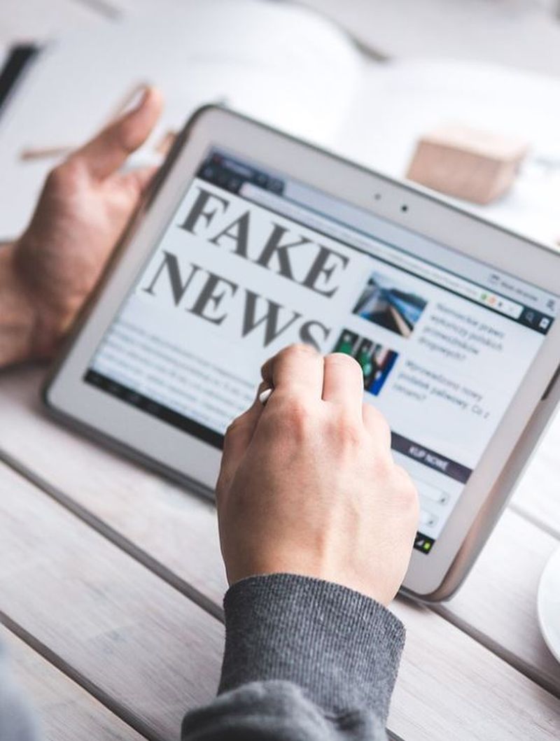  Facebook face un pas împotriva știrilor false