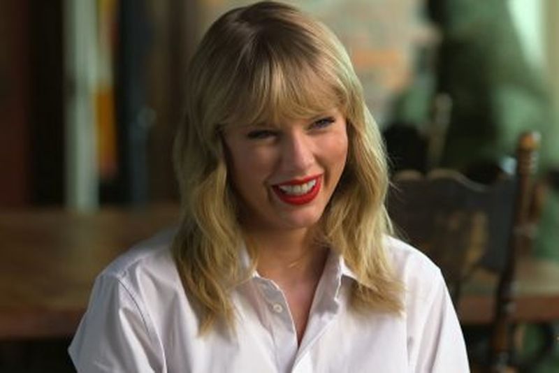 Taylor Swift  este prima femeie care primește trofeul Gloval Icon la BRIT Awards.