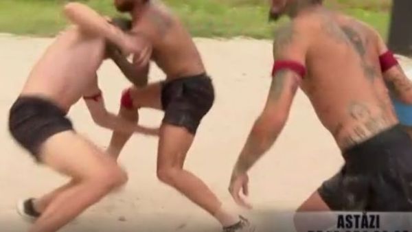 Bătaie la Survivor România! Sebi prins între Zanni şi Ştefan