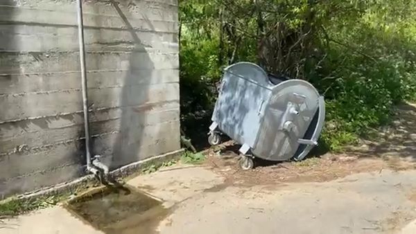 Un hoț din Averești, Vaslui a stârnit revoltă în sat după ce a furat roata unui container: „Oameni buni...”