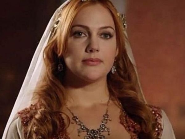 Meryem Uzerli, protagonista serialului &bdquo;Suleyman Magnificul&rdquo;, revine pe micile ecrane