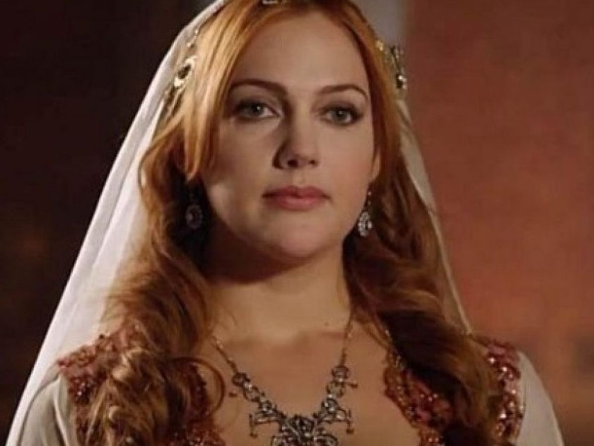 Meryem Uzerli, protagonista serialului „Suleyman Magnificul”, revine pe micile ecrane