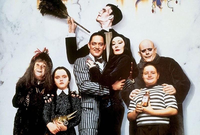 Tim Burton este în București! Celebrul regizor va fima noul serial „Familia Addams” în România
