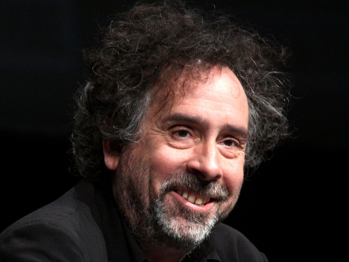 Tim Burton este în București! Celebrul regizor va fima noul serial „Familia Addams” în România
