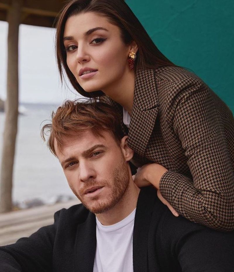 Kerem Bürsin și Hande Erçel au recunoscut că formează un cuplu: „Lucrurile au evoluat și a început relația noastră de dragoste”