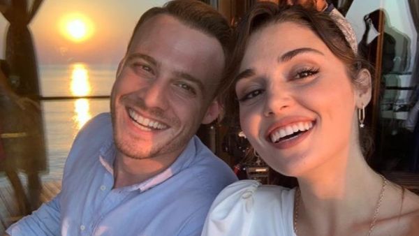 Kerem Bürsin și Hande Erçel au recunoscut că formează un cuplu: „Lucrurile au evoluat și a început relația noastră de dragoste”