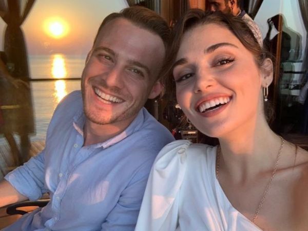 Kerem B&uuml;rsin și Hande Er&ccedil;el au recunoscut că formează un cuplu: &bdquo;Lucrurile au evoluat și a &icirc;nceput relația noastră de dragoste&rdquo;