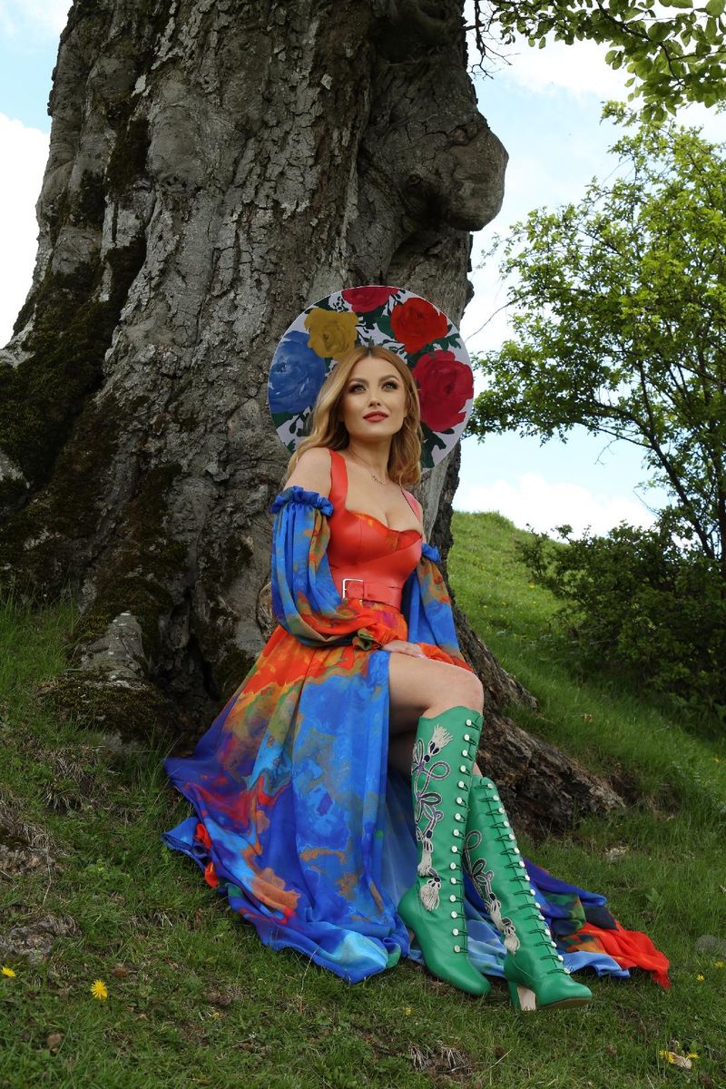 Elena Gheorghe, cadou pentru fani de ziua ei! Cântăreața lansează “Luñina”