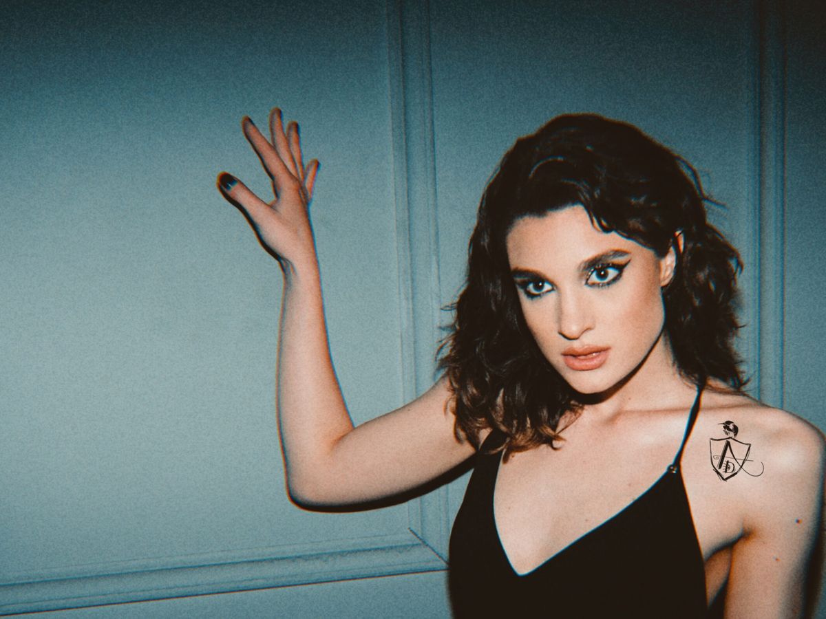 Alexa Dragu a lansat videoclipul piesei &bdquo;Sub efectul tău&rdquo;