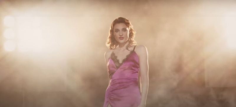 Alexa Dragu a lansat videoclipul piesei „Sub efectul tău”