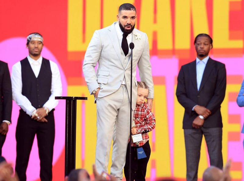 Drake și fiul său, imagini emoționante la gala Billboard Music Awards 2021! A fost desemnat „Artistul Deceniului”