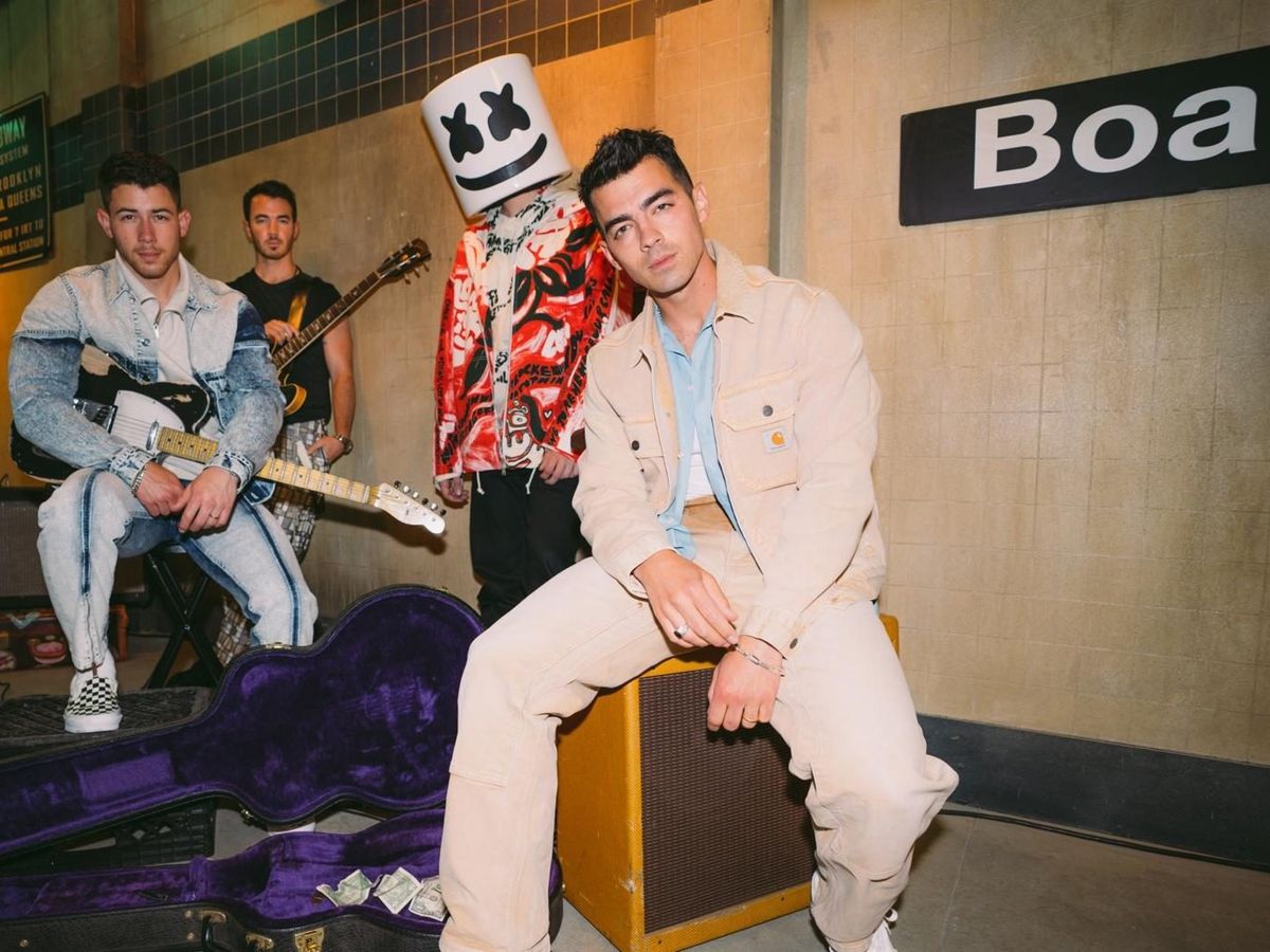 Marshmello şi Jonas Brothers au lansat „Leave Before You Love Me”