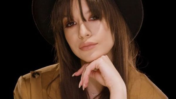 Cleopatra Stratan a lansat videoclipul piesei „Ceasu' Bate Iar”