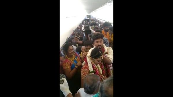 Inventivitate fără limite! S-au căsătorit în avion pentru a evita restricțiile