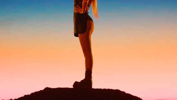 Jo, ipostază senzuală în cel mai nou videoclip: „Dorul”