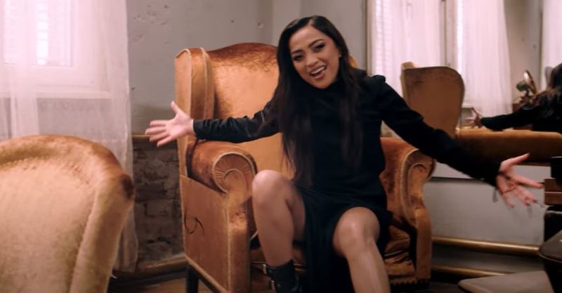 Bella Santiago a lansat „Merg mai departe”