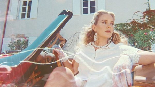 Lana Del Rey lansează trei noi melodii de pe LP-ul „Blue Banisters” 