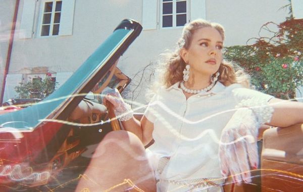 Lana Del Rey lansează trei noi melodii de pe LP-ul &bdquo;Blue Banisters&rdquo; 