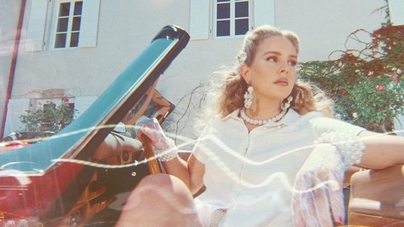 Lana Del Rey lansează trei noi melodii de pe LP-ul &bdquo;Blue Banisters&rdquo; 