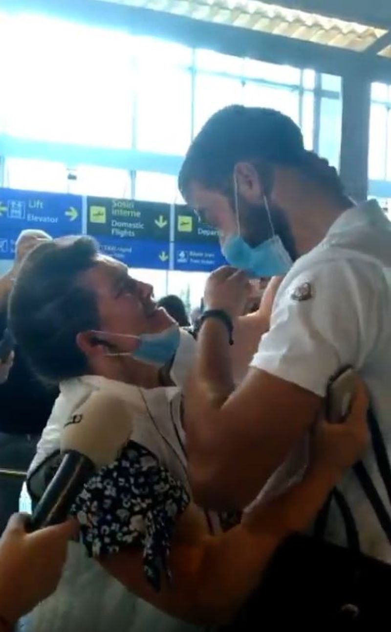 Culiță Sterp și Mama Geta, în lacrimi la aeroport! Faimosul a ajuns acasă în urmă cu puțin timp