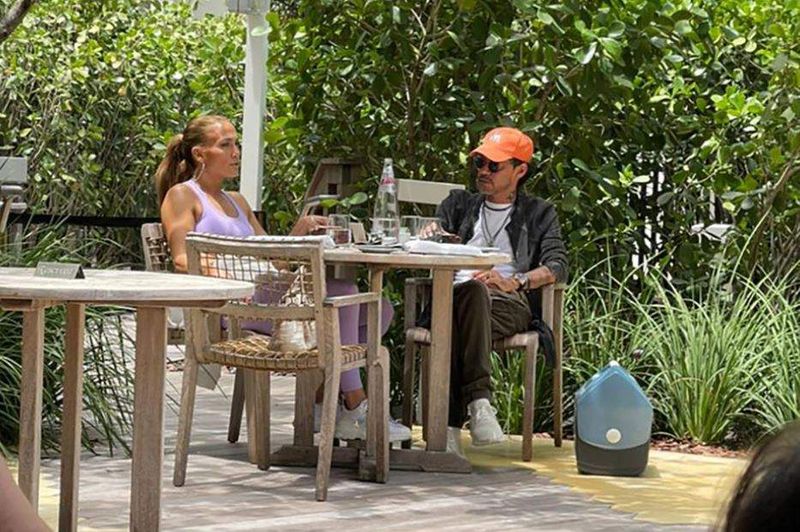 Jennifer Lopez, surprinsă în compania fostului soț, Marc Anthony